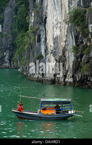 Kleinen vietnamesischen Fischerboot zwischen Halong-Bucht und 'Cat Ba' Island, Vietnam Stockfoto