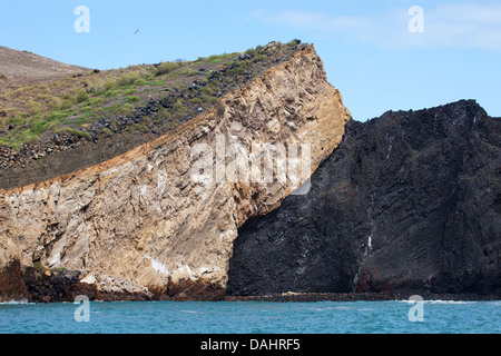 Geologischer Kontakt zwischen den Schichten - Tuff (verdichtete vulkanische Asche) auf der linken Seite und die dunklere Scoria (Zunder)-Formation auf einem Vulkan in den Galapagos Stockfoto