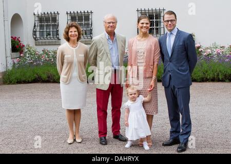 Insel Öland, Schweden. 14. Juli 2013. die L-r: Königin Silvia, König Carl Gustav, Kronprinzessin Victoria, Prinz Daniel und Prinzessin Estelle feiern den 36. Geburtstag von Kronprinzessin Victoria im Innenhof der Sommersitz der schwedischen Königsfamilie Solliden auf der Insel Öland, Schweden, 14. Juli 2013. Foto: Patrick van Katwijk / Niederlande und Frankreich; OUT/Dpa/Alamy Live News / / Dpa/Alamy Live News Stockfoto