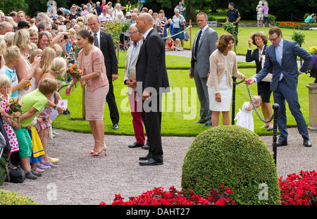 Insel Öland, Schweden. 14. Juli 2013. L-r: Kronprinzessin Victoria von Schweden, König Carl Gustav, Königin Silvia, Prinzessin Estelle und Prinz Daniel treffen Wellwishers zum 36. Geburtstag der Krone Prinzessin Victoria Schloss Solliden auf Oeland, Schweden Sonntag, 14. Juli 2013, Foto: Albert Nieboer / / / Dpa/Alamy Live News Stockfoto