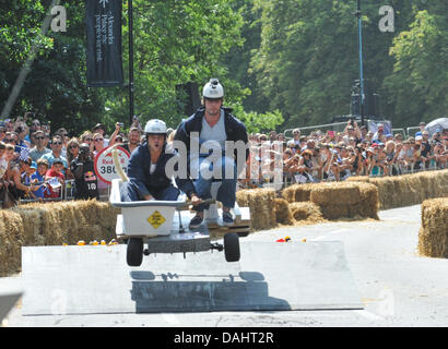 Alexandra Palace, London, UK. 14. Juli 2013. Einer der Soabox Fahrer macht den letzten Sprung und dann abstürzt, nur Meter von der Ziellinie im Alexandra Palace. Die Red Bull Seifenkistenrennen im Alexandra Palace ist eine internationale Veranstaltung in die Amateurfahrer hausgemachten Seifenkiste Fahrzeuge fahren. "Jede Hand gefertigte Maschine wird durch nichts angetrieben, sondern schiere Mut, die Kraft von Schwerkraft und vielleicht ein wenig Red Bull. Bildnachweis: Matthew Chattle/Alamy Live-Nachrichten Stockfoto