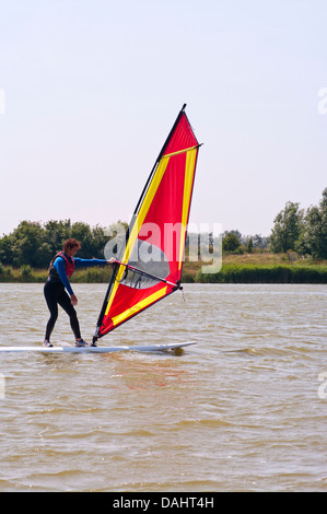 Applying Frau Windsurf UK Stockfoto