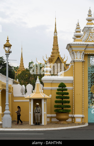 Wache am Tor des königlichen Palastes, Phnom Penh, Kambodscha Stockfoto