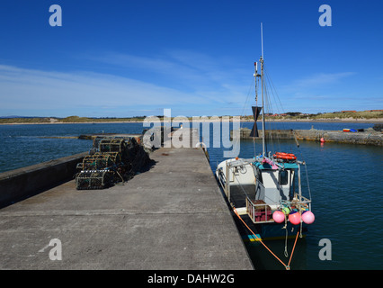 Angeln, Boot & Hummer Töpfe im Hafen von Beadnell an St Oswald Weise lange Entfernung Fußweg Northumberland Küste Stockfoto