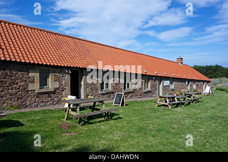 St. Abbs Head National Nature Reserve Visitor Centre Gebäude am St. Abbs Schottland mit dem alten Smiddy Café und Nummer vier. Stockfoto