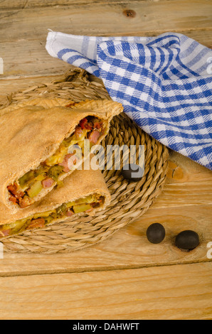 Frische hausgemachte Calzone halbieren zeigt seine Füllung Stockfoto