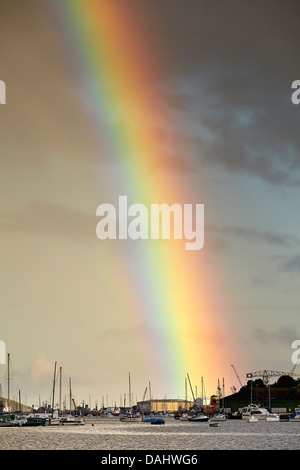 Regenbogen über Falmouth Docks, Cornwall, UK Stockfoto