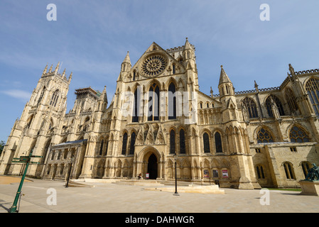 Kathedrale von York und Minster Yard in der frühen Morgensonne Stockfoto