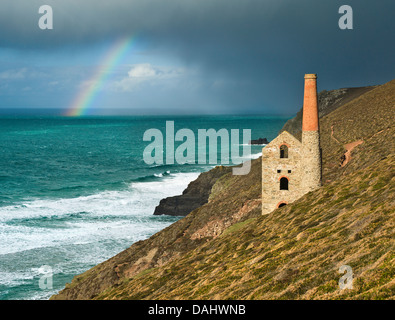 Ein Blick auf die verlassenen Wheal Coates Zinnmine mit Regenbogen über dem Meer, an der Nordküste von Cornwall Stockfoto