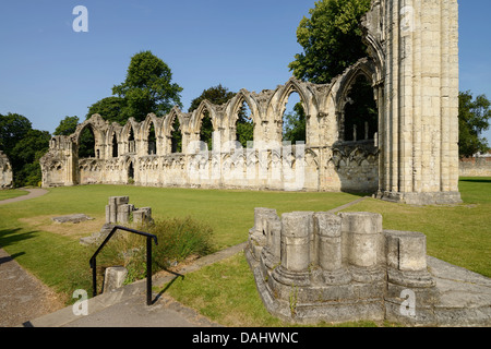 Die Ruinen der St. Marys Abbey Museum Gärten im Stadtzentrum von York UK Stockfoto
