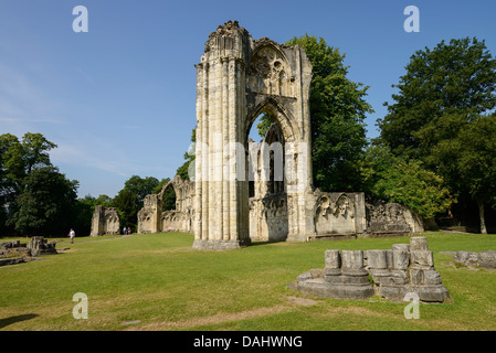 Die Ruinen der St. Marys Abbey Museum Gärten im Stadtzentrum von York UK Stockfoto