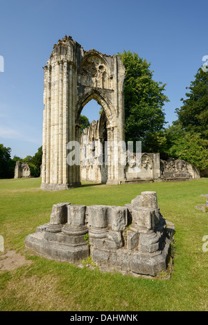 Die Ruinen der St. Marys Abbey Museum Gärten im Stadtzentrum von York UK Stockfoto