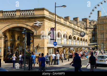 Die Hauptstrecke Bahnhof im Stadtzentrum von York UK Stockfoto