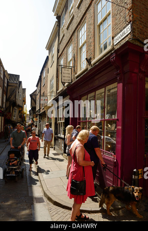 Touristen und Shopper Spaziergang entlang den Shambles in York Stadtzentrum Stockfoto