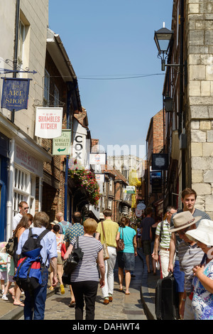 Touristen und Shopper Spaziergang entlang den Shambles in York Stadtzentrum Stockfoto