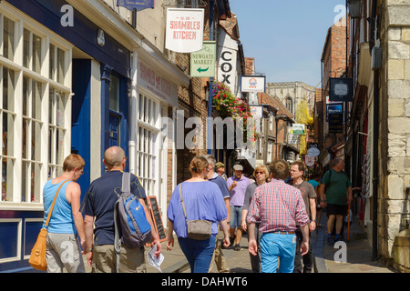 Touristen und Shopper Spaziergang entlang den Shambles in York Stadtzentrum Stockfoto