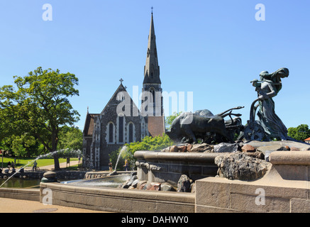 St. Alban anglikanische Kirche und Gefion Fountain, Gefionspringvandet, in Nordre Toldbod, Kopenhagen, Seeland, Dänemark Stockfoto