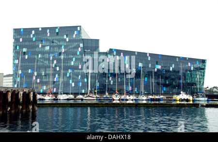 Reykjaviks innovative Konzertsaal, Harpa, mit seiner preisgekrönten Architektur angesehen in den Stadthafen Stockfoto