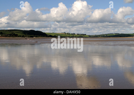 Cumulus-Wolken spiegeln sich in der Mündung des Tywi Carmarthenshire Wales Cymru UK GB Stockfoto