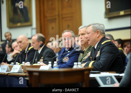 US Army General Frank Grass, ganz rechts, der Chef des National Guard Bureau, bezeugt im Rahmen einer Anhörung der House Armed Services Committee in Washington, D.C., 13. Februar 2013 Stockfoto