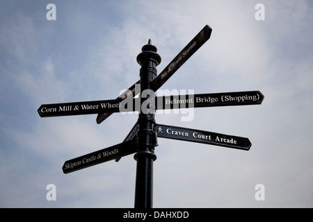 Finger-post Wegweiser Metall Straßenschilder zu verschiedenen Zielen in der Stadt Skipton, North Yorkshire, Großbritannien Stockfoto