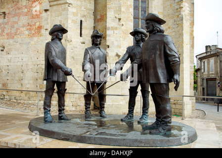 D ' Artagnan und die drei Musketiere vor der Kathedrale St-Pierre in Kondom an einem ruhigen Morgen Stockfoto