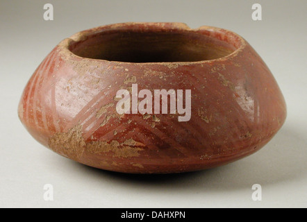 Diese weiße Schüssel ist mit kreuzförmigen Mustern verziert und zeigt komplexe geometrische Designs, die die kulturelle Kunst der antiken Keramik widerspiegeln. Stockfoto