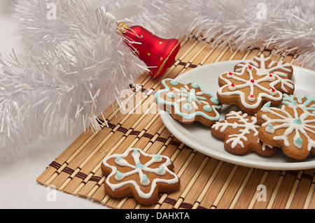 Butterkekse für Santa in der Weihnachtszeit dekoriert, auf einem Tisch mit Dekoration Stockfoto