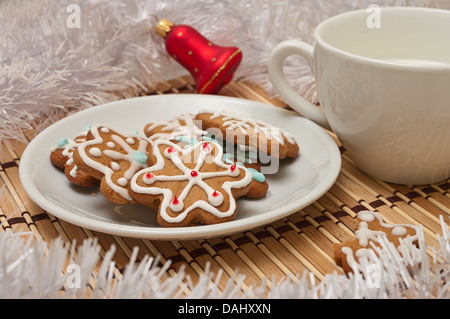 Zuckerkekse und Milch für Santa in der Weihnachtszeit dekoriert, auf einem Tisch mit Dekoration Stockfoto