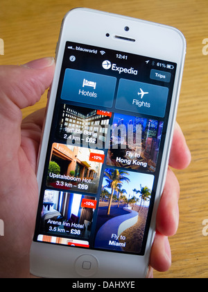 Mit Expedia app buchen Reisen auf weißes iPhone 5 smartphone Stockfoto