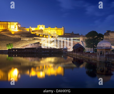 Amber Fort und Maota See in der Nacht. Jaipur, Rajasthan, Indien, Asien Stockfoto