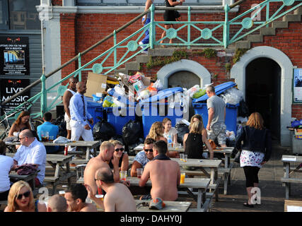 Brighton, UK. 14. Juli 2013. Müll türmt sich durch eines der Strandpromenade Bars früh heute Abend nach einem weiteren langen, heißen Tag an der Südküste Stockfoto