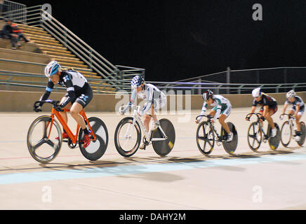 Colorado Springs, Colorado, USA. 13. Juli 2013. Frauen weist Rennfahrer Form eine Tempo Linie während der US-Grand Prix von Sprint, Seven-Eleven Velodrom, Colorado Springs, Colorado. Bildnachweis: Csm/Alamy Live-Nachrichten Stockfoto