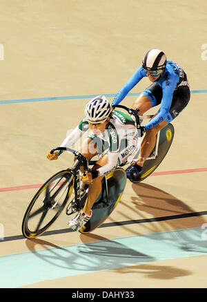 Colorado Springs, Colorado, USA. 13. Juli 2013. Mexiko, Daniela Gaxiola (l), steuert das Tempo im Spiel-Sprint-Wettkampf beim US-Grand Prix von Sprint, Seven-Eleven Velodrom, Colorado Springs, Colorado. Bildnachweis: Csm/Alamy Live-Nachrichten Stockfoto