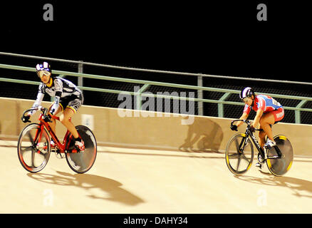 Colorado Springs, Colorado, USA. 13. Juli 2013. USA, Dana Feiss (r), Uhren für einen Vorteil im Spiel Sprint Aktion während der US-Grand Prix von Sprint, Seven-Eleven Velodrom, Colorado Springs, Colorado. Bildnachweis: Csm/Alamy Live-Nachrichten Stockfoto