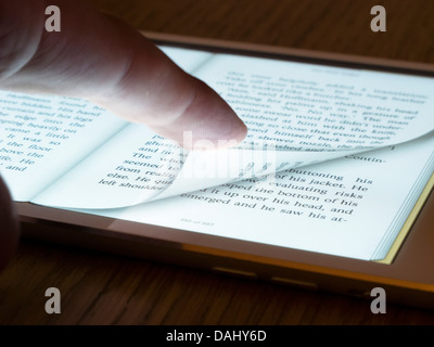 Umblättern von Ebook-Reader auf einem iPad Mini Tablet-computer Stockfoto