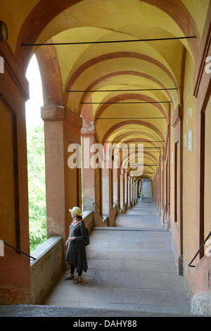 Bologna-Portikus Arcade-die längste Bogengänge in den weltweit führenden in San Luca in der Stadt Bologna in Emilia Romagna Italien Stockfoto