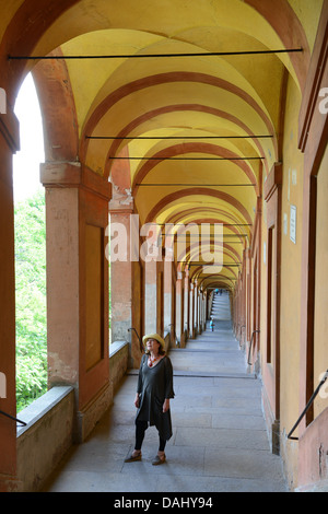 Bologna-Portikus Arcade-die längste Bogengänge in den weltweit führenden in San Luca in der Stadt Bologna in Emilia Romagna Italien Stockfoto