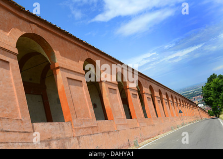 Bologna-Portikus Arcade-die längste Bogengänge in den weltweit führenden in San Luca in der Stadt Bologna in Emilia Romagna Italien Stockfoto