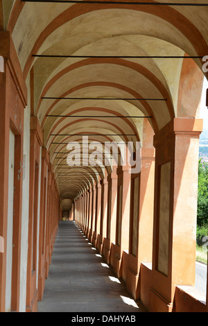 Bologna-Portikus Arcade-die längste Bogengänge in den weltweit führenden in San Luca in der Stadt Bologna in Emilia Romagna Italien Euro Stockfoto