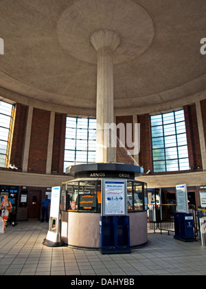 Innere des Arnos Grove u-Bahnstation, entworfen von Charles Holden Stockfoto