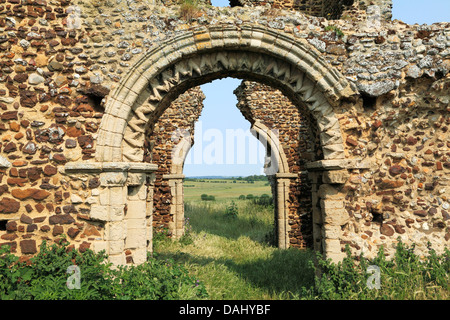 Bawsey, Norfolk, Ruinen von Norman Kirchturm, Bogen mit Hund Zahn Dekoration England UK englische mittelalterliche zerstörte Kirchen Stockfoto