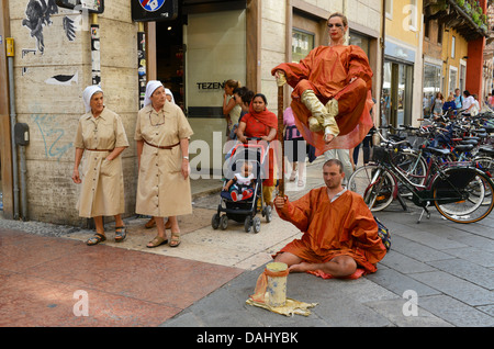 Straßenkünstler, beobachtet von Nonnen in Verona Italien. Bild von DAVID BAGNALL Stockfoto