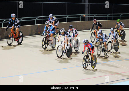 Colorado Springs, Colorado, USA. 13. Juli 2013. Die Frauen Points Rennen Hauptfeld beginnt zu bilden sich in der neutralen Runde bei den US-Grand Prix von Sprint, Seven-Eleven Velodrom, Colorado Springs, Colorado. Bildnachweis: Csm/Alamy Live-Nachrichten Stockfoto