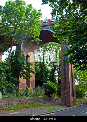 Blick auf Dollis Brook Viadukt, der höchste Punkt auf dem Londoner U-Bahn Netz zeigt der Northern Line in transit Stockfoto