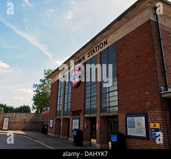 Außenseite des Sudbury Town U-Bahn-Station, entworfen von Charles Holden, Sudbury, London Borough of Brent Stockfoto