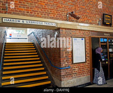 Innere des Sudbury Town U-Bahn-Station, entworfen von Charles Holden, Sudbury, London Borough of Brent Stockfoto