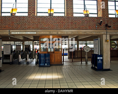 Innere des Sudbury Town U-Bahn-Station, entworfen von Charles Holden, Sudbury, London Borough of Brent Stockfoto