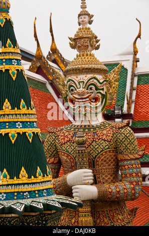 Riesige Dämon (Yaksha) Statue bewachen Wat Phra Kaew im Grand Palace in Bangkok. Stockfoto