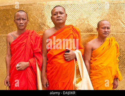 Buddhistische Mönche im Wat Phra Kaew goldene Chedi im Grand Palace in Bangkok. Stockfoto
